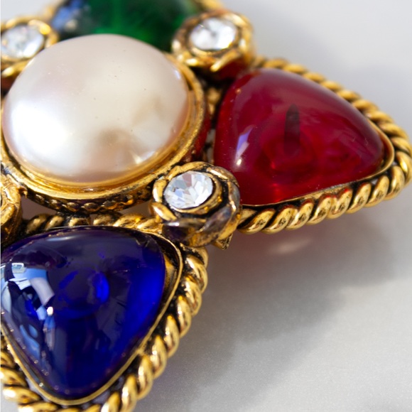 Chanel 1990s Gold Plated Gripoix Glass Pearl Multicolor Collection 23 Brooch - Picture 8 of 8
